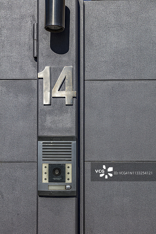 金属建筑入口处的数字14图片素材