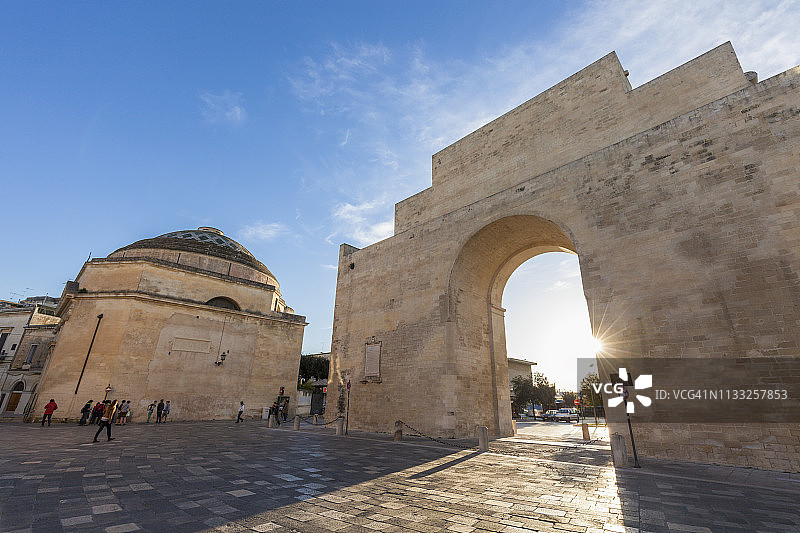 莱切的那不勒斯门图片素材