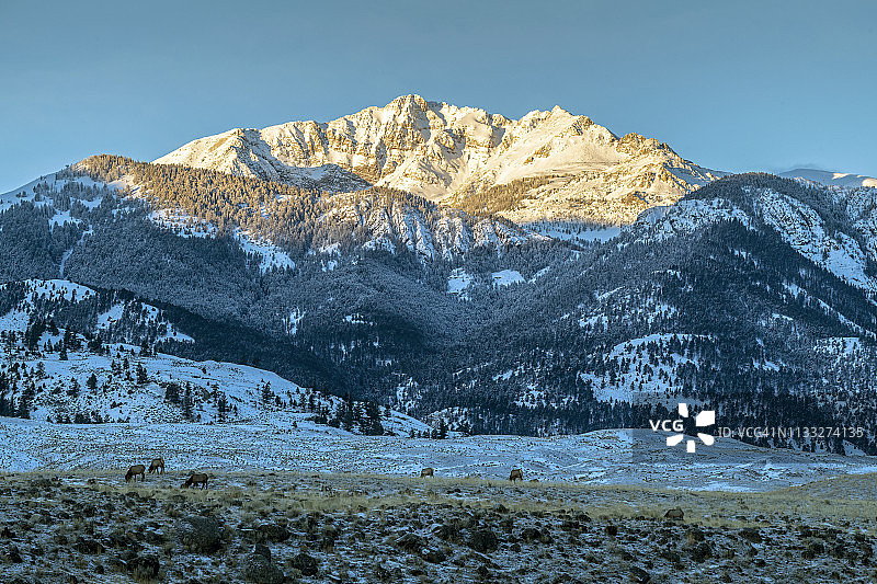 电峰的日出图片素材