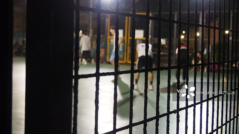 在高架桥下的夜晚的篮球运动员图片素材