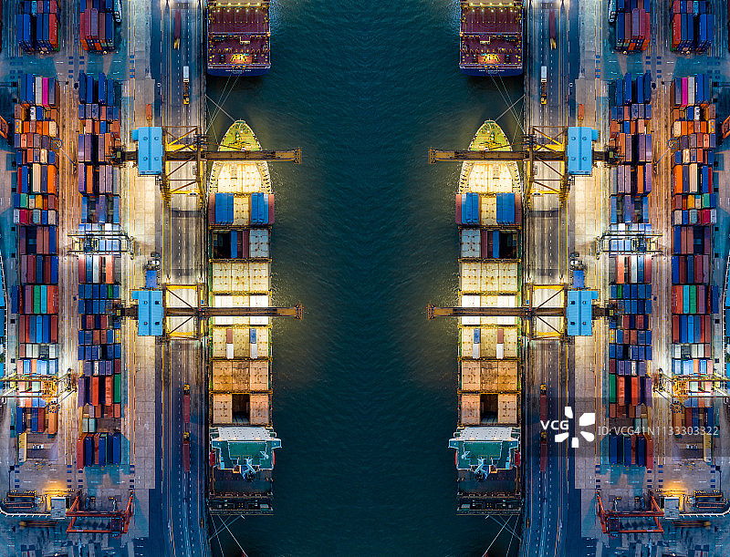 国际港口顶部视图：起重机装载集装箱，进出口业务物流图片素材
