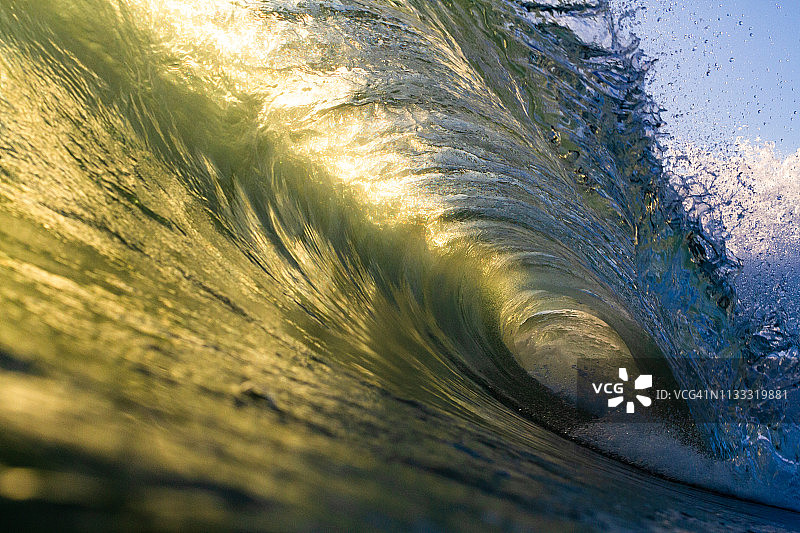 金色逆光波浪图片素材