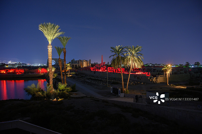 埃及卢克索夜幕下的卡纳克神庙图片素材