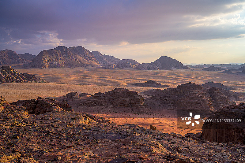 约旦瓦迪拉姆沙漠红色沙丘和奇岩的日出景色图片素材