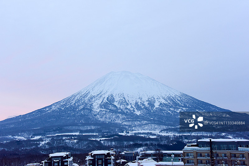 日出时的羊蹄山图片素材