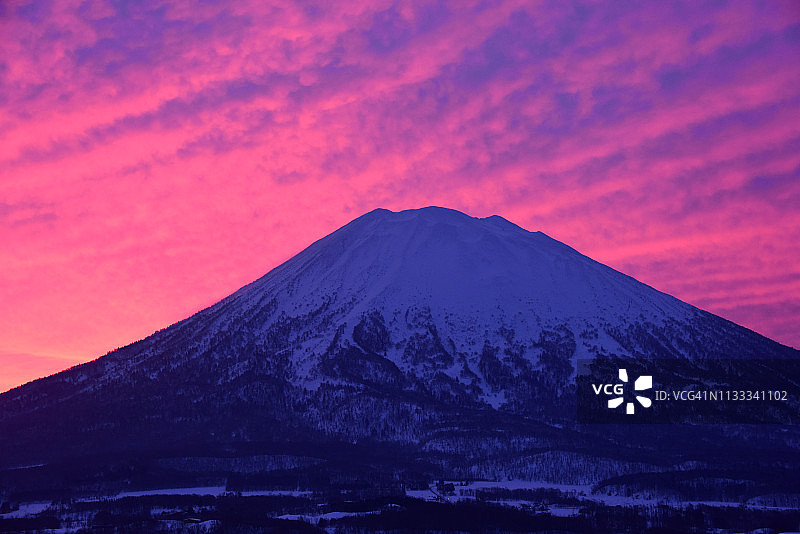 黎明时分深红色天空下的羊蹄山图片素材