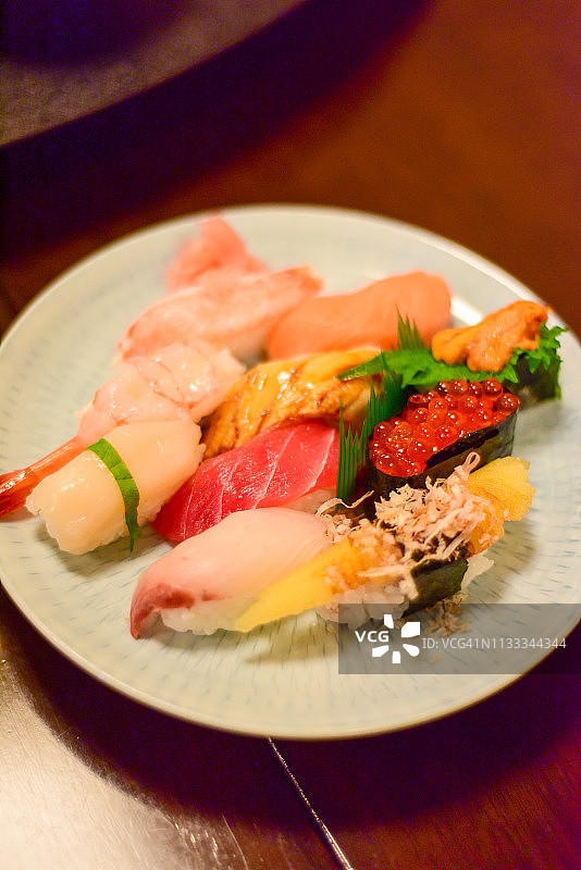 握寿司和寿司卷拼盘图片素材