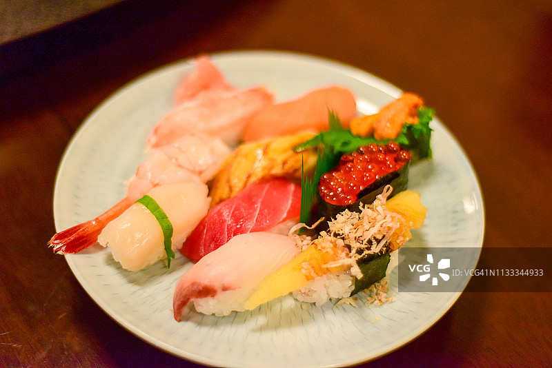 握寿司和寿司卷拼盘图片素材