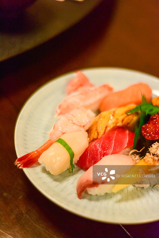 握寿司和寿司卷拼盘图片素材