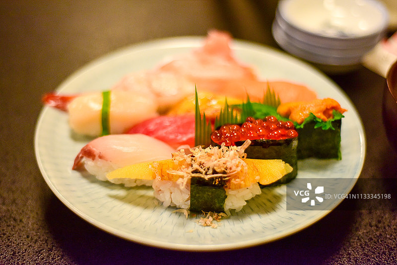 握寿司和寿司卷拼盘图片素材