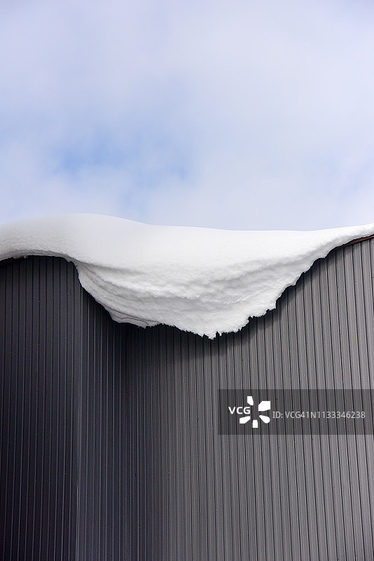 屋顶上的悬雪图片素材