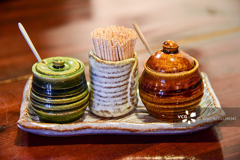 盐、辣椒粉和牙签罐图片素材