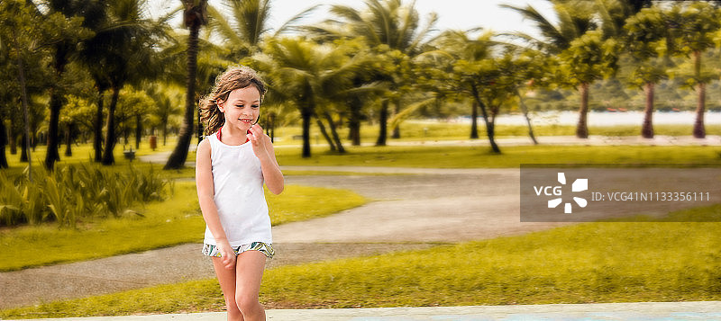 小女孩在巴西东北部海滨长廊散步图片素材