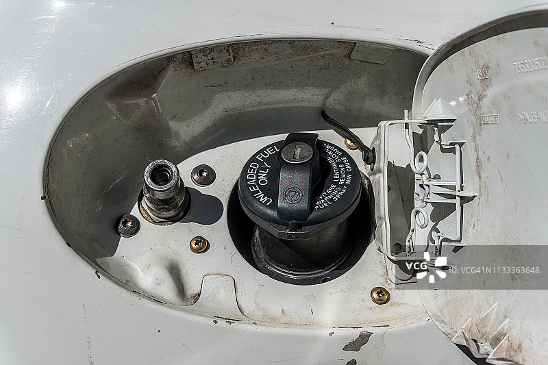 两个独立的汽车燃油加注口的特写图片素材