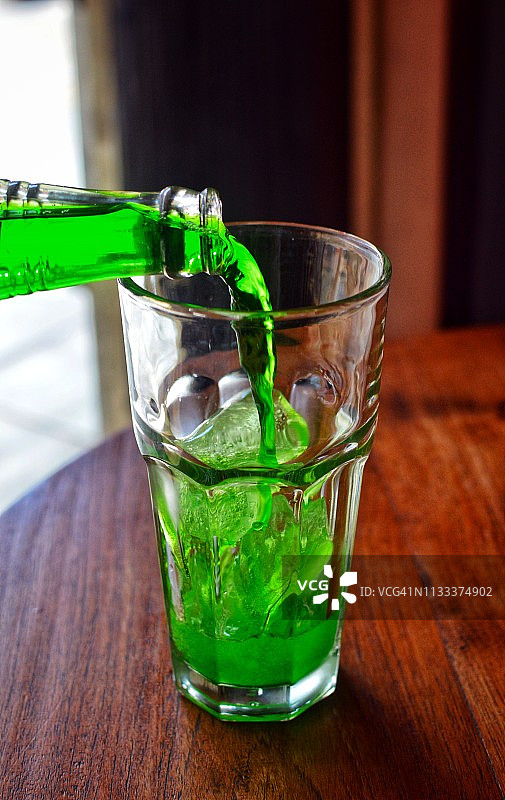 倾倒绿色蜜瓜苏打水图片素材
