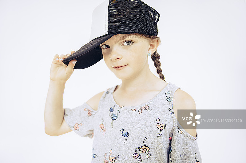 戴棒球帽的女孩肖像图片素材