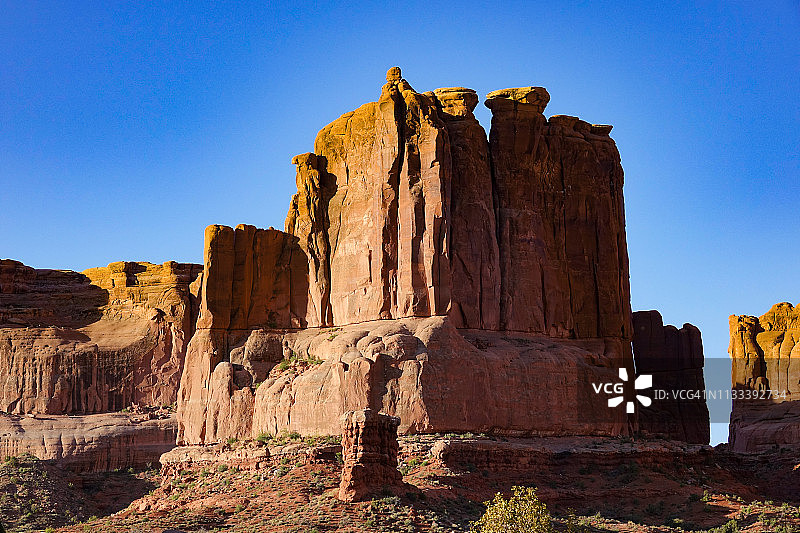 犹他州拱门国家公园的法院群峰图片素材