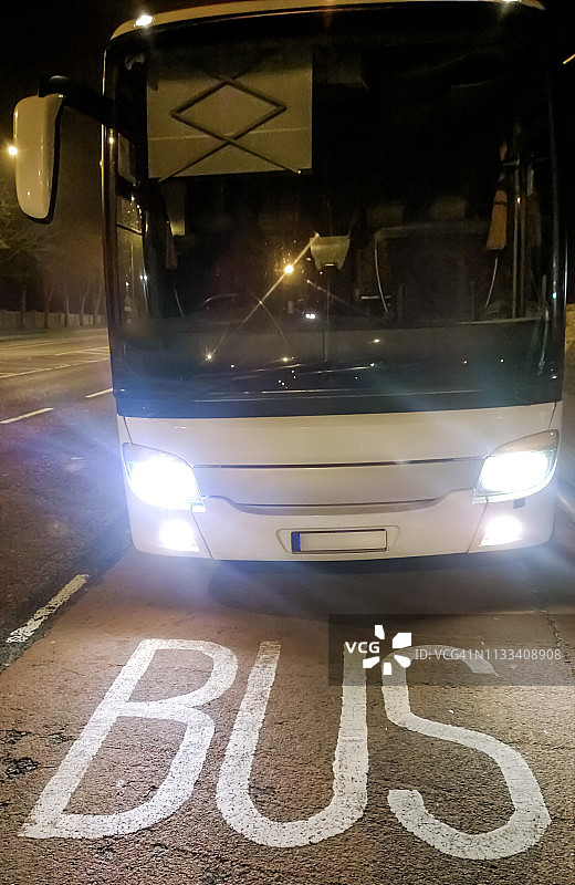 夜班行驶中的公交车图片素材