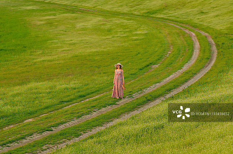 在夏日自然风光中的年轻女人图片素材