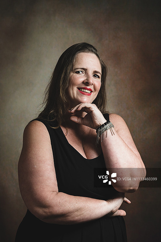 工作室里的中年妇女肖像图片素材