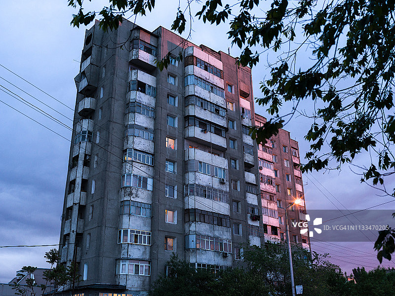 苏联时代的公寓楼黄昏景色图片素材