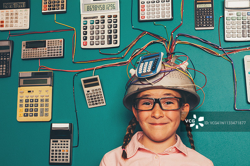 拿着计算器发明的年轻书呆子女孩图片素材