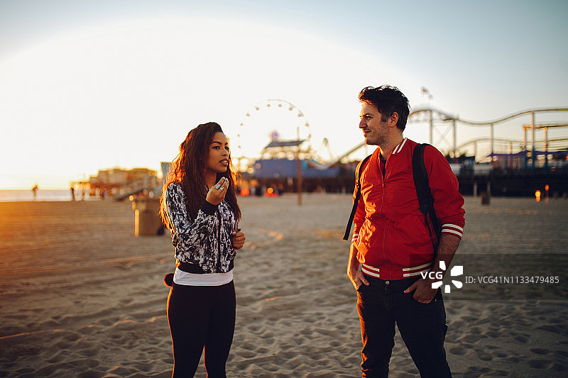 朋友们在洛杉矶圣莫尼卡海滩上散步图片素材