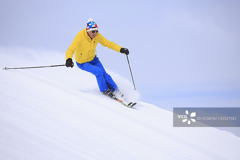 业余冬季运动：高山滑雪。男子在滑雪胜地滑雪。高山雪景，意大利利维尼奥阿尔卑斯山图片素材