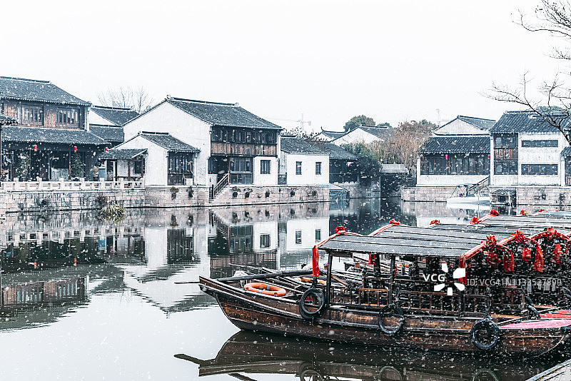 冬季，码头边停泊的一排木制游船图片素材