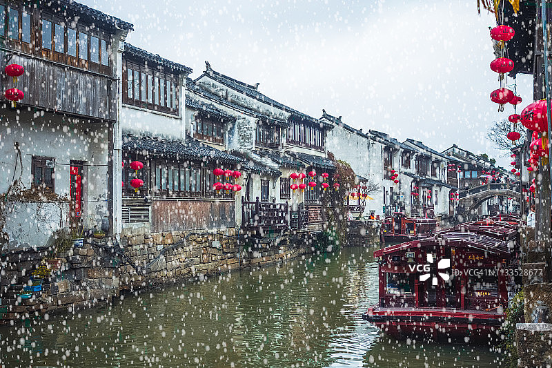 水乡苏州的雪花飘落图片素材