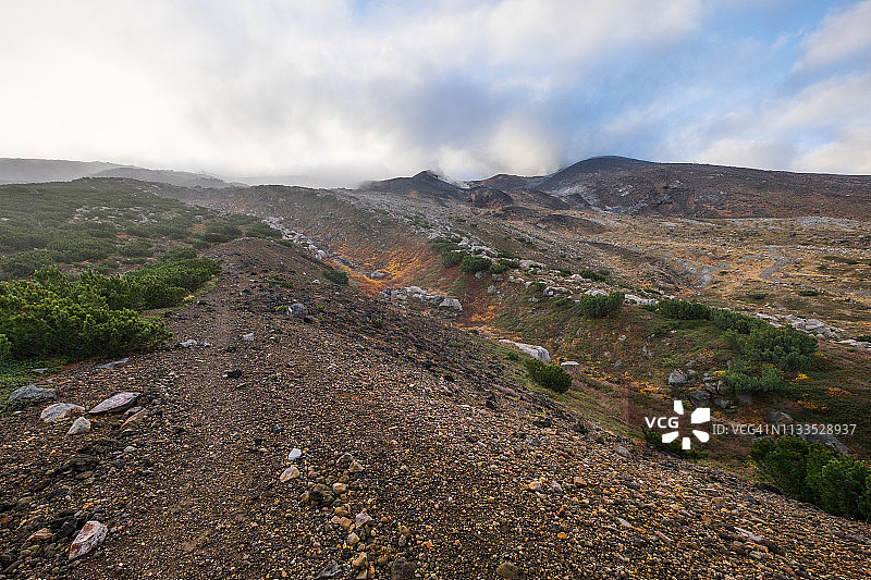 徒步上山图片素材