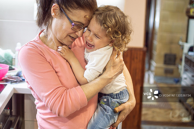 安慰小女孩图片素材