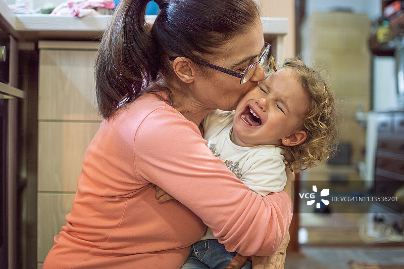 安慰小女孩图片素材