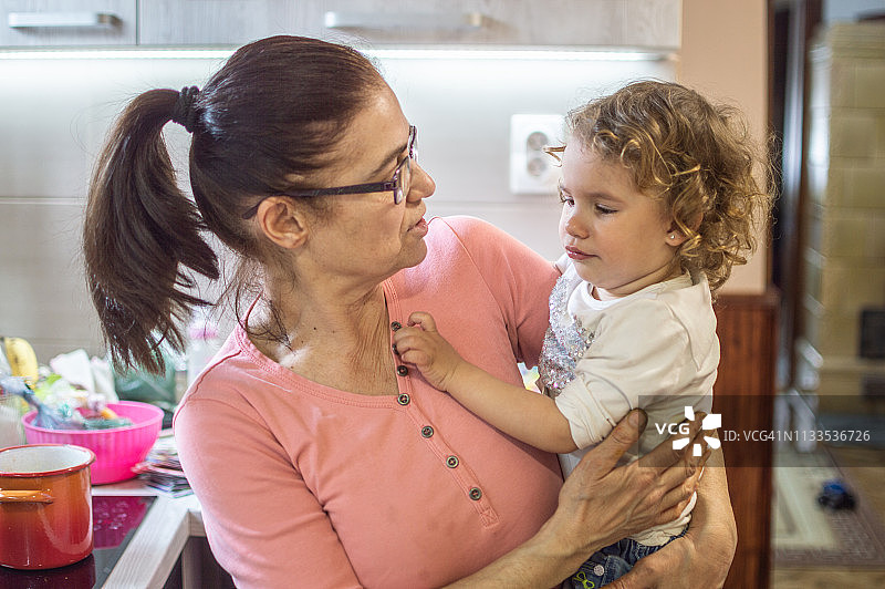 安慰小女孩图片素材