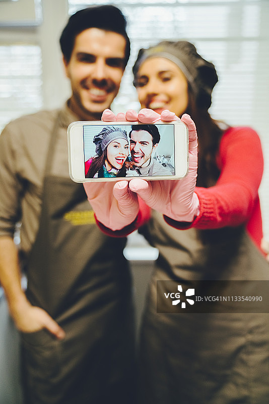 朋友们在面包店里自拍图片素材