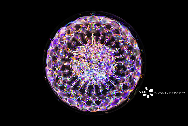 在不同频率的声音驱动下，水的Cymatic模式图片素材