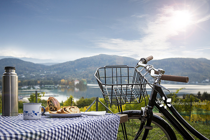 韦尔特湖自行车之旅—卡林西亚蛋糕野餐图片素材