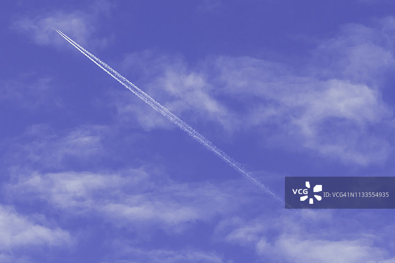 飞机与云图片素材