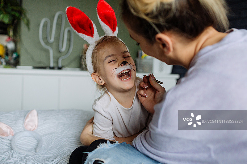 微笑复活节兔子彩绘图片素材