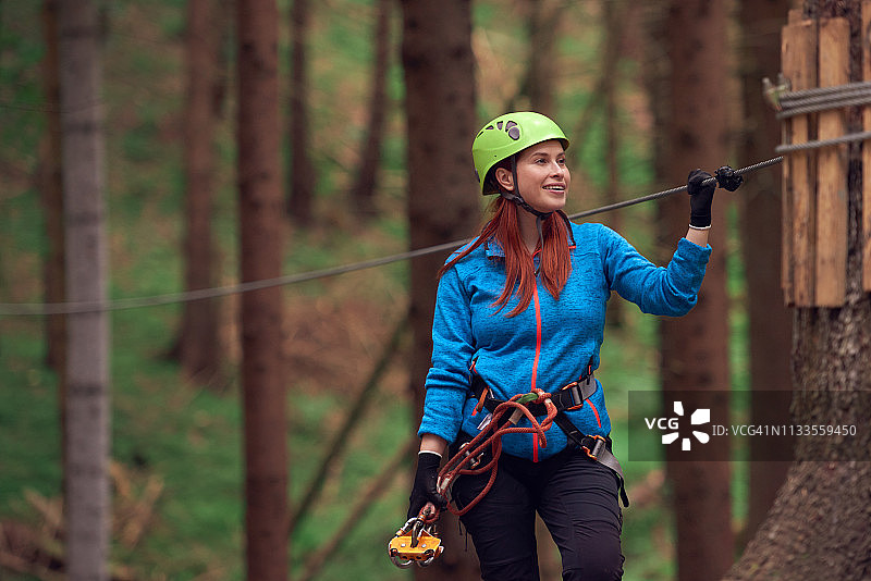 准备体验高空滑索图片素材
