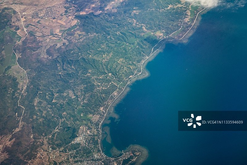 菲律宾苏禄海与民都洛岛白天航拍图片素材