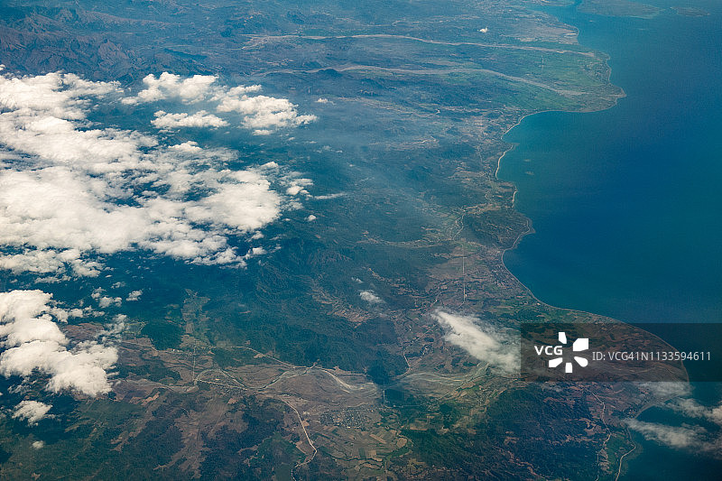 菲律宾苏禄海与民都洛岛白天航拍图片素材