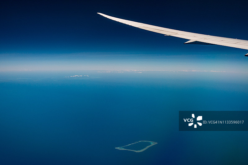 这架飞机在南海南沙群岛的半月暗沙上飞行图片素材