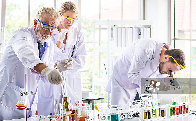 科学家团队进行头脑风暴教学科研图片素材