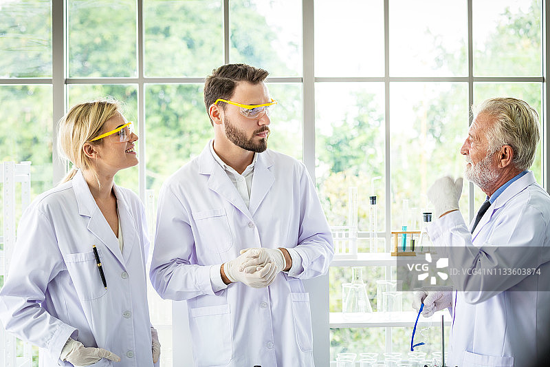 科学家团队进行头脑风暴教学科研图片素材