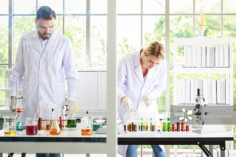 科学家团队在科学实验室集思广益图片素材