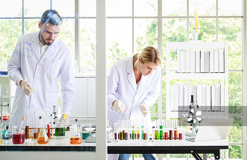 科学家团队在科学实验室集思广益图片素材