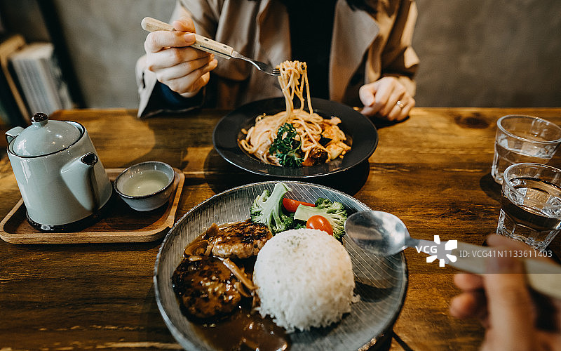 在餐厅享受晚餐约会的年轻情侣特写图片素材