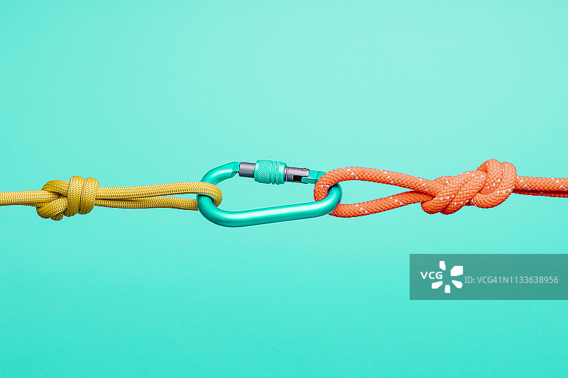 使用攀岩绳索和登山扣的连接概念图片素材