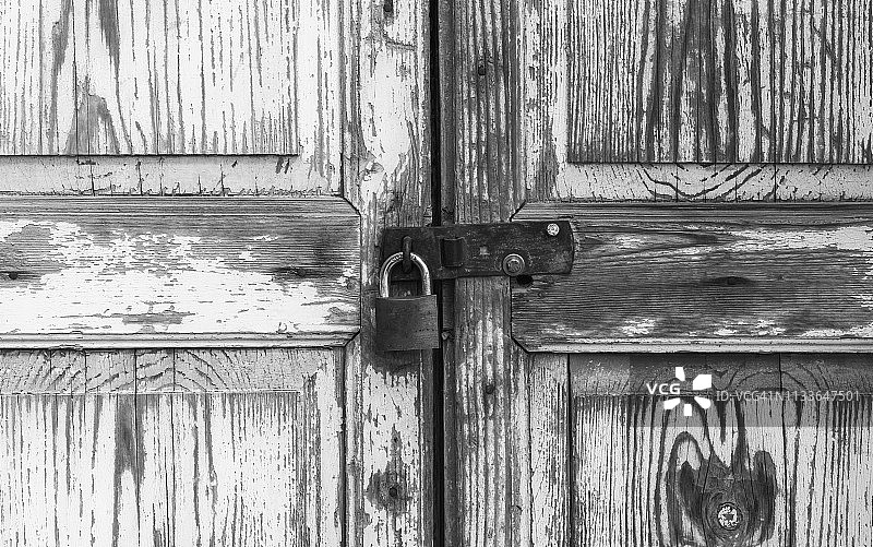 带锁的生锈金属门图片素材